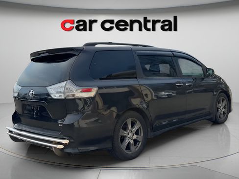 Used 2017 Toyota Sienna SE Premium FWD image 5