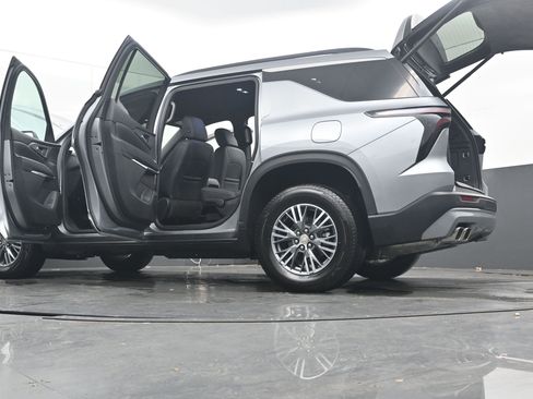 Used 2025 Chevrolet Traverse LT image 31