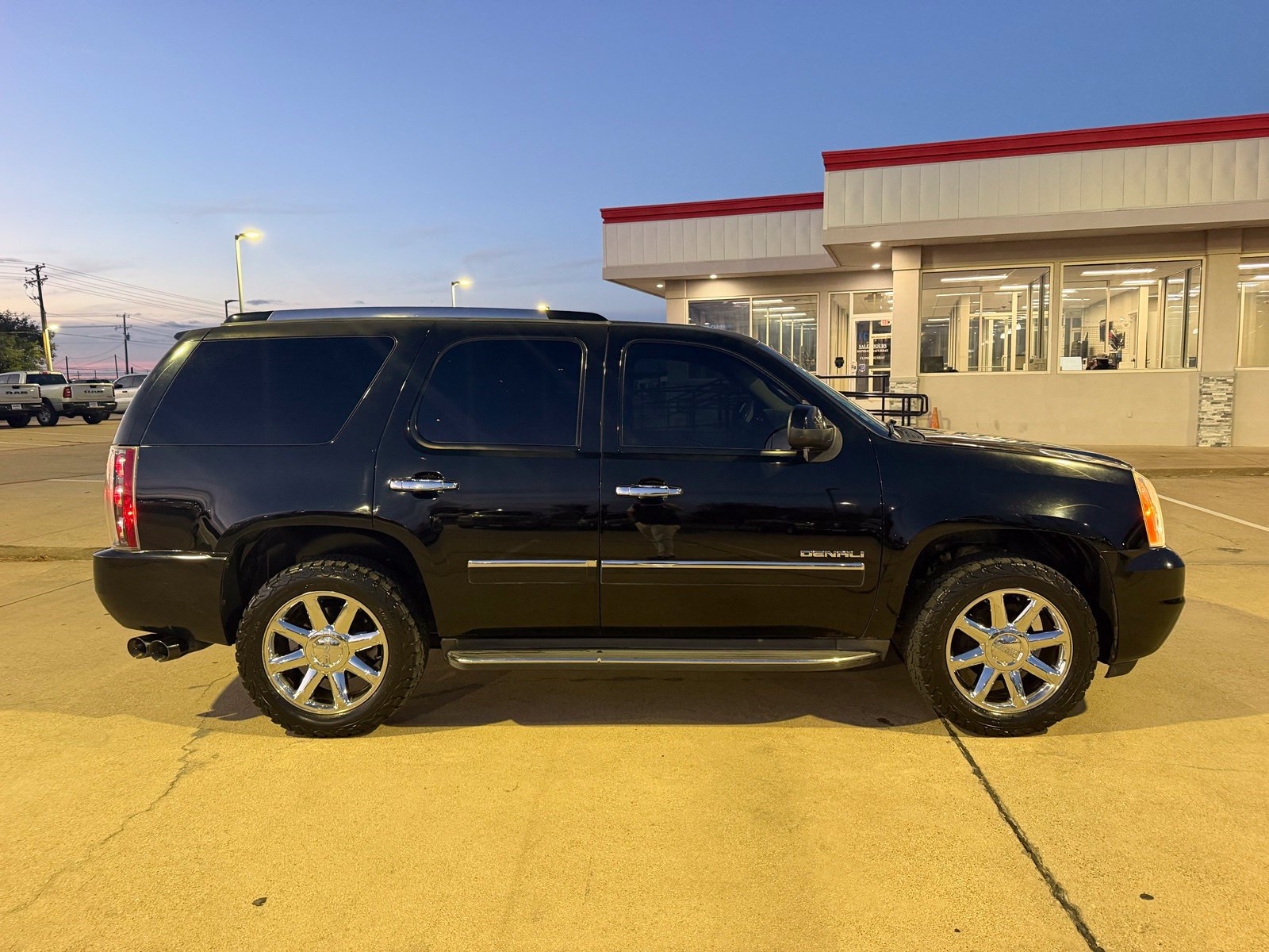 Used 2014 GMC Yukon Denali AWD/4WD image 4