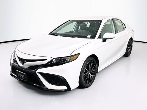 Used 2023 Toyota Camry SE image 3