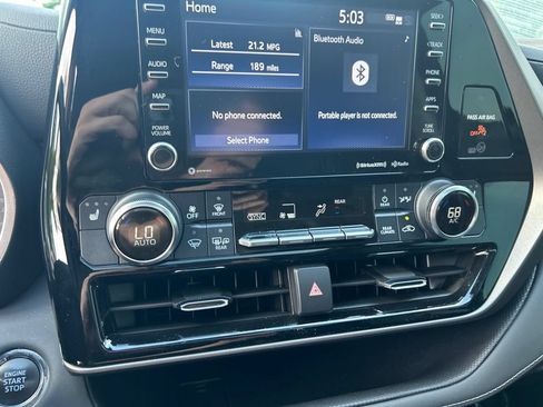 Used 2022 Toyota Highlander XLE AWD/4WD image 18