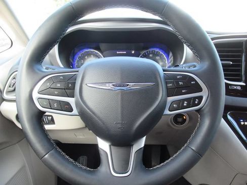 Used 2023 Chrysler Pacifica Touring-L FWD image 22