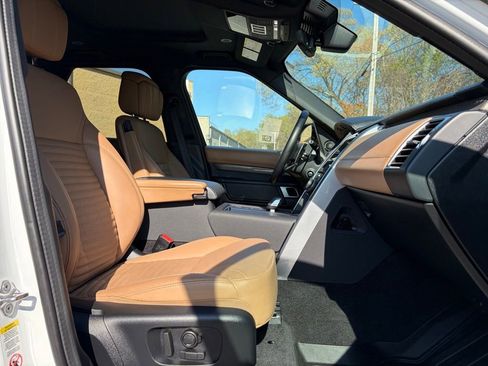 Certified 2024 Land Rover Discovery Metropolitan Edition AWD/4WD image 15