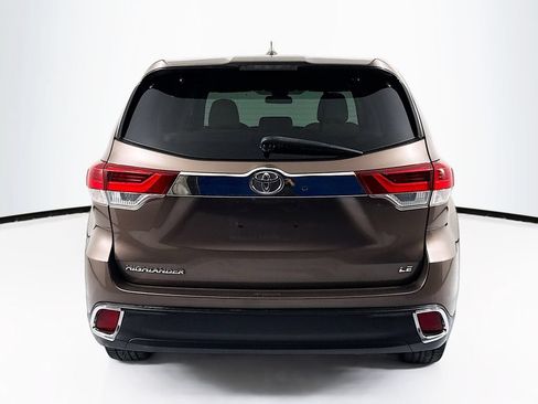 Used 2018 Toyota Highlander Plus FWD image 6