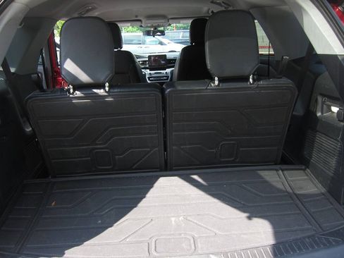 Used 2021 Ford Explorer XLT w/ Equipment Group 202A AWD/4WD image 18