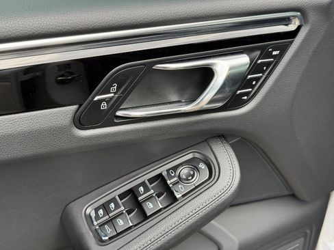 Used 2025 Porsche Macan AWD/4WD image 28