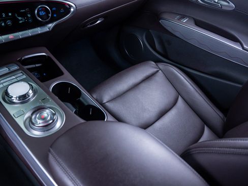 Used 2022 Genesis GV70 2.5T w/ Advanced Package image 28