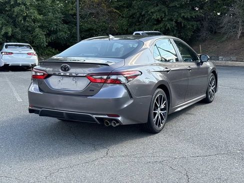 Used 2022 Toyota Camry SE FWD image 2