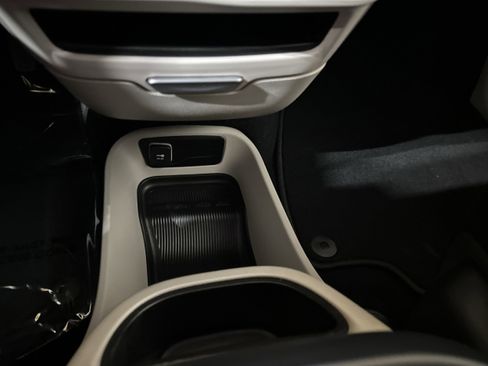 Used 2024 Chrysler Pacifica Touring-L image 16