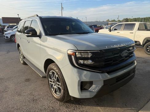 Used 2026 Ford Expedition Active AWD/4WD image 2