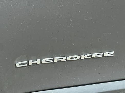 Used 2016 Jeep Cherokee Latitude w/ Cold Weather Group AWD/4WD image 17