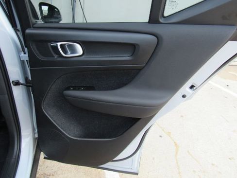 Used 2022 Volvo XC40 P8 Recharge Plus image 25