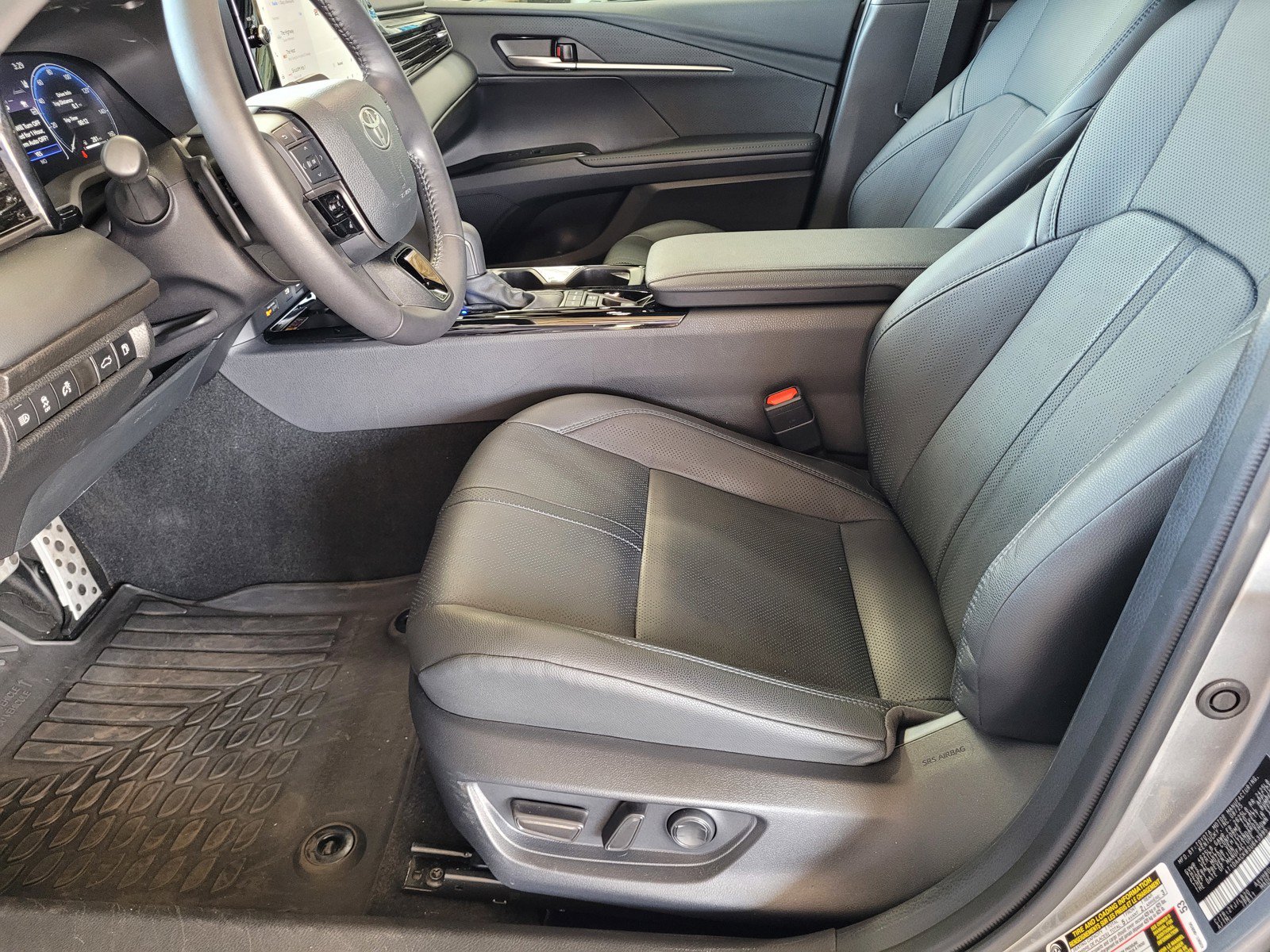 Used 2025 Toyota Camry XSE FWD image 18