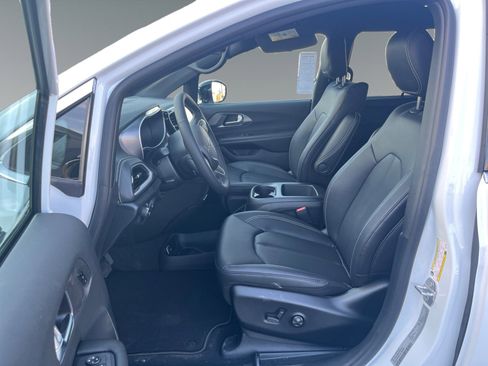 New 2026 Chrysler Pacifica Select image 9