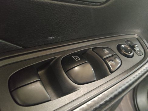 Used 2025 Nissan Versa SV FWD image 27