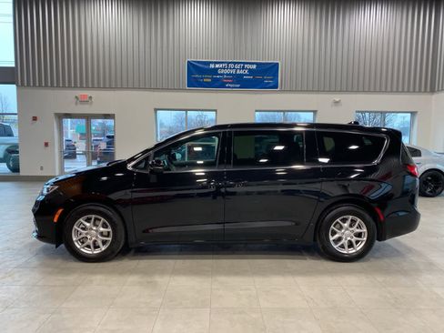 Used 2026 Chrysler Pacifica Select image 2