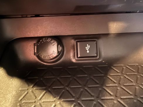 Used 2021 Toyota RAV4 LE AWD/4WD image 26