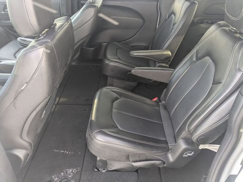 Used 2025 Chrysler Pacifica Select image 17