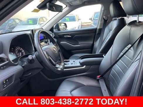 Used 2024 Toyota Highlander XLE AWD/4WD image 7