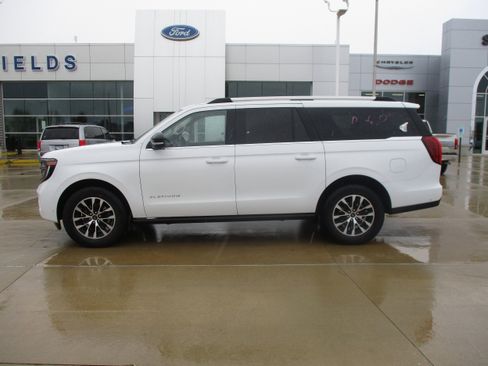 Used 2025 Ford Expedition Max Platinum AWD/4WD image 3