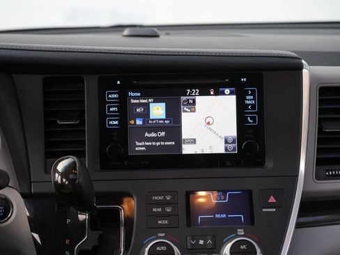 Used 2017 Toyota Sienna XLE Premium FWD image 38