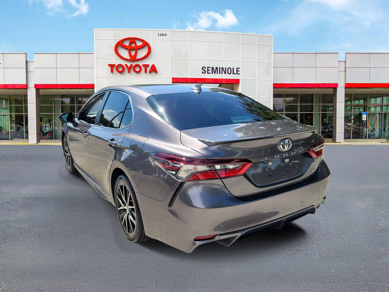 Used 2023 Toyota Camry SE FWD image 4