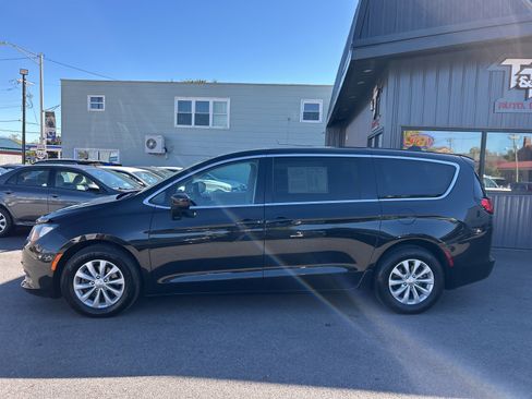 Used 2017 Chrysler Pacifica Touring w/ Tire & Wheel Group image 2