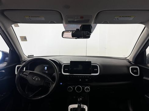 Used 2025 Hyundai Venue Limited FWD image 2