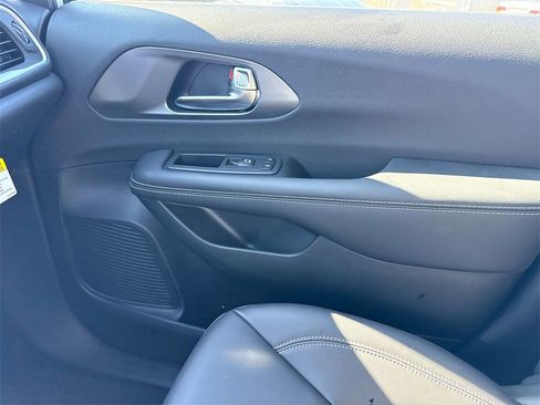 New 2026 Chrysler Pacifica Select image 37