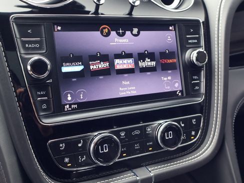 Certified 2018 Bentley Bentayga AWD/4WD image 16