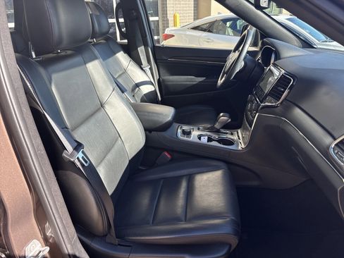 Used 2020 Jeep Grand Cherokee Limited w/ Luxury Group II image 32