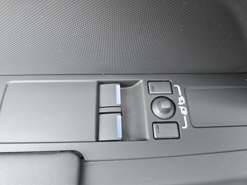 Used 2025 Land Rover Defender 90 S image 27