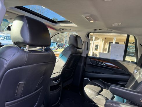 Used 2019 Cadillac Escalade Luxury image 32