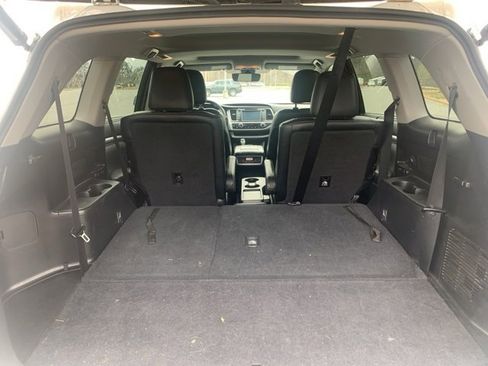 Used 2017 Toyota Highlander SE image 8