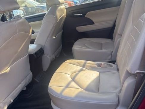 Used 2021 Toyota Highlander XLE FWD image 39