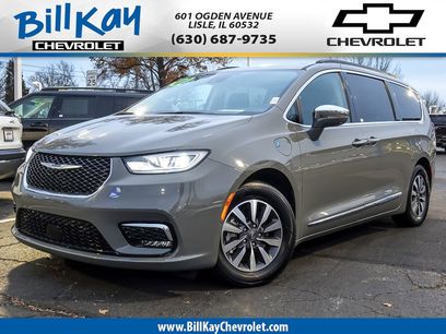 Used 2022 Chrysler Pacifica Limited w/ Uconnect Theater Family Group