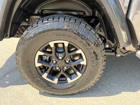Used 2025 Jeep Gladiator Sport AWD/4WD image 17