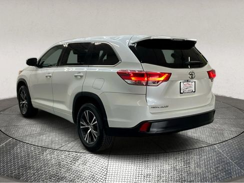 Used 2017 Toyota Highlander LE image 6