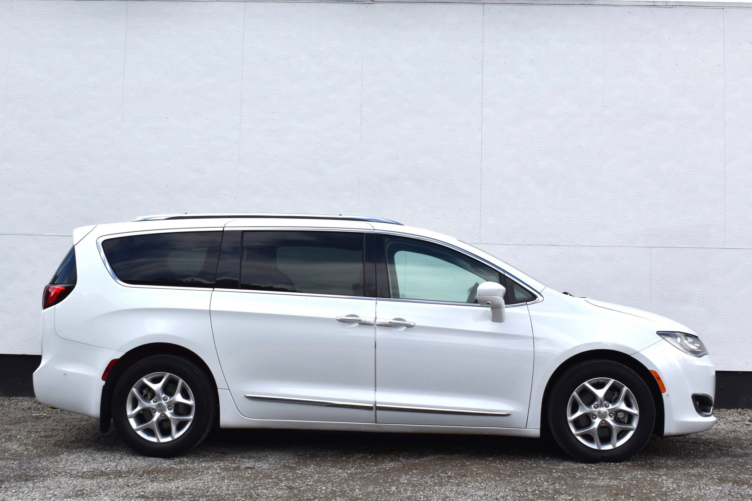 Used 2020 Chrysler Pacifica Touring-L Plus w/ Tire & Wheel Group FWD image 6