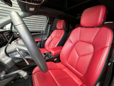 Used 2025 Porsche Macan image 5
