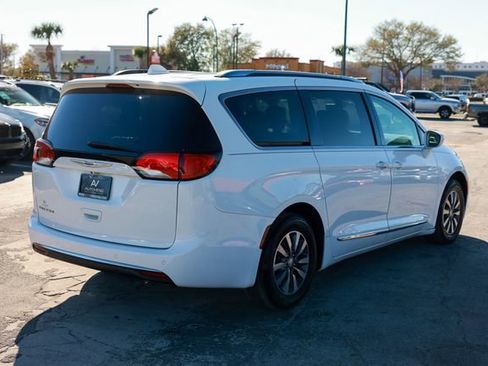 Used 2020 Chrysler Pacifica Touring-L Plus image 16