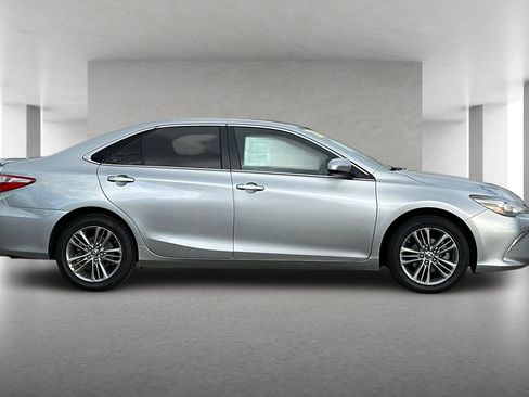 Used 2017 Toyota Camry SE image 3