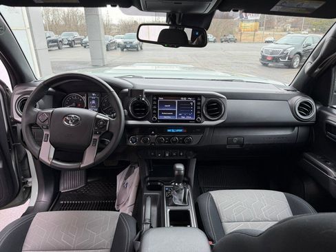 Used 2022 Toyota Tacoma TRD Sport image 12