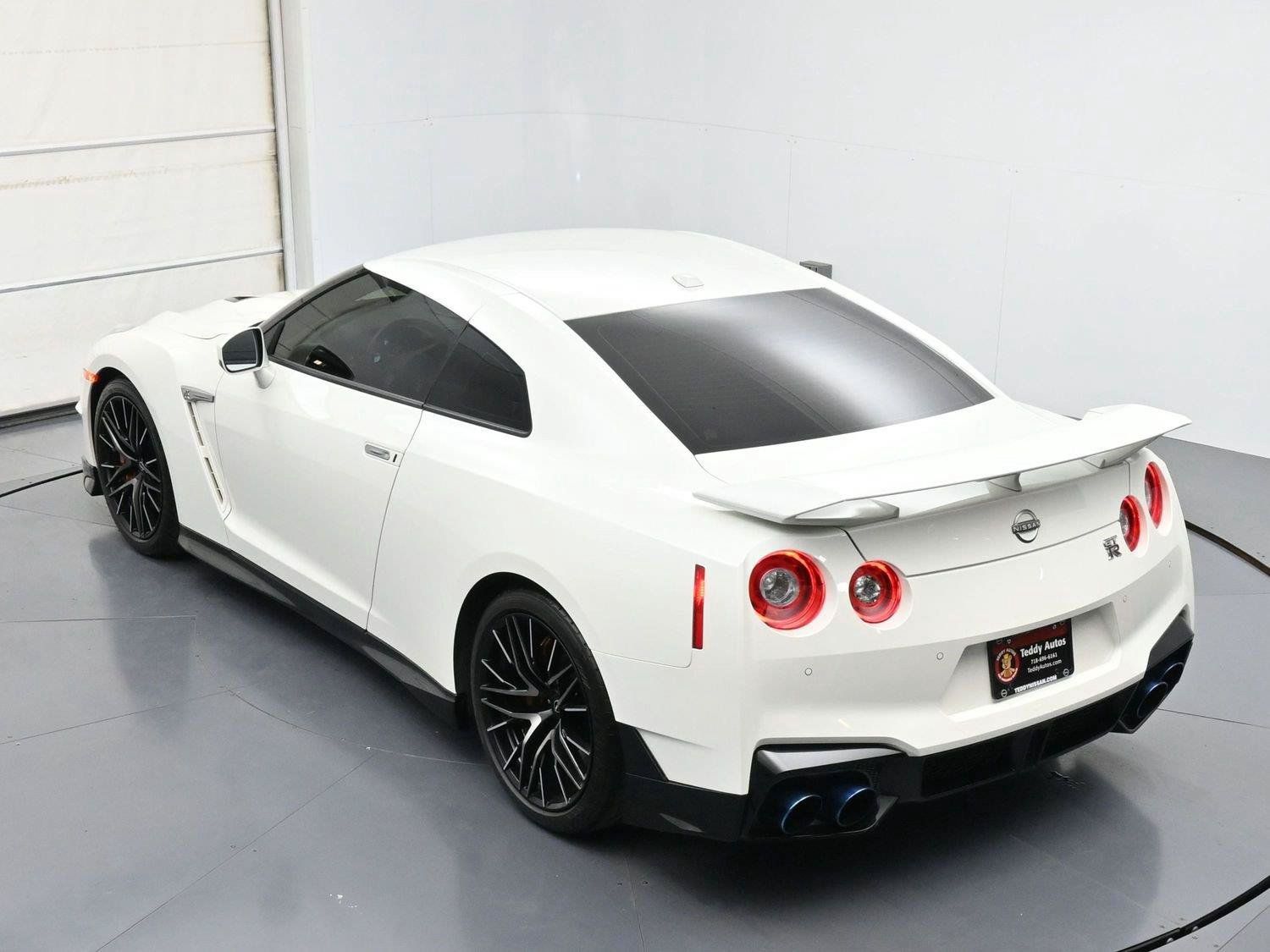 Certified 2024 Nissan GT-R Premium w/ Premium Interior Package AWD/4WD image 38