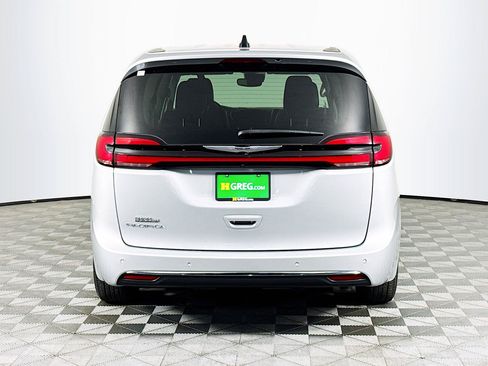 Used 2024 Chrysler Pacifica Touring-L FWD image 7