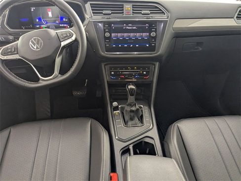 Used 2022 Volkswagen Tiguan SE image 25