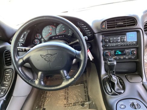 Used 2004 Chevrolet Corvette Coupe w/ Roof Package RWD image 12