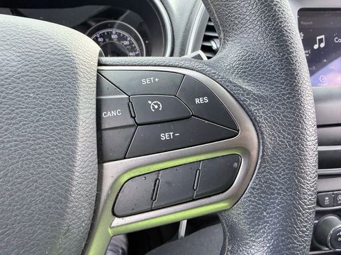 Used 2019 Jeep Cherokee Latitude w/ Popular Appearance Group image 14