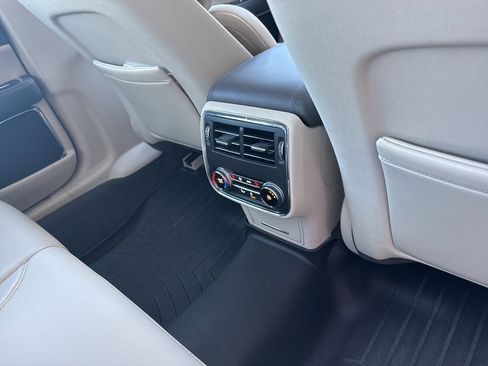 Used 2019 Lincoln Continental Reserve image 16