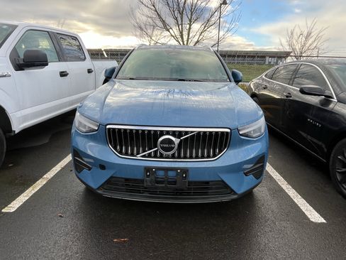 Used 2024 Volvo XC40 B5 Core image 4